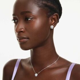 Ariana Grande X Swarovski : ensemble de perles en cristal, taille ronde, motif floral, blanc, plaqué rhodium Ariana Grande X Swarovski : ensemble de perles en cristal, taille ronde, motif floral, blanc, plaqué rhodium