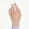 Bague cocktail Stilla, taille ronde, blanche, plaquée or Bague cocktail Stilla, taille ronde, blanche, plaquée or