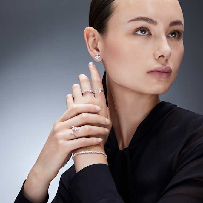 Bague Galaxy avec diamants synthétiques, 1 ct au total, formes variées, or blanc 14 carats Bague Galaxy avec diamants synthétiques, 1 ct au total, formes variées, or blanc 14 carats