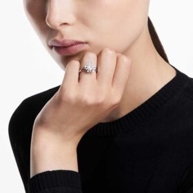 Bague Galaxy avec diamants synthétiques de 2 carats au total, forme ronde, or blanc 14 carats