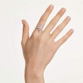 Bague à motif Ariana Grande X Swarovski, tailles variées, libellule, multicolore, plaquée rhodium Bague à motif Ariana Grande X Swarovski, tailles variées, libellule, multicolore, plaquée rhodium