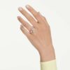 Bague ouverte Ariana Grande X Swarovski, tailles variées, multicolore, plaquée rhodium Bague ouverte Ariana Grande X Swarovski, tailles variées, multicolore, plaquée rhodium