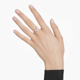 Bague ouverte Constella avec perles de cristal, tailles rondes, blanche, plaquée rhodium Bague ouverte Constella avec perles de cristal, tailles rondes, blanche, plaquée rhodium