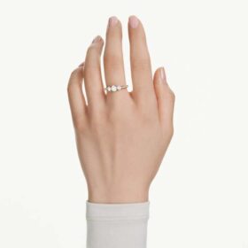 Bague Stilla Attract, taille ronde, blanche, plaquée or Bague Stilla Attract, taille ronde, blanche, plaquée or