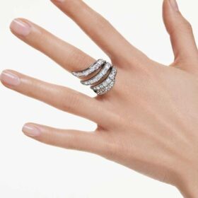 Bague « Swan » de la collection Vienna, blanche, plaquée ruthénium Bague « Swan » de la collection Vienna, blanche, plaquée ruthénium
