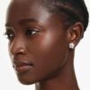 Boucles d’oreilles Ariana Grande X Swarovski : perle de cristal, taille ronde, fleur, blanc, plaqué rhodium Boucles d’oreilles Ariana Grande X Swarovski : perle de cristal, taille ronde, fleur, blanc, plaqué rhodium
