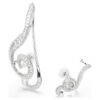 Boucles d’oreilles à clip Ariana Grande X Swarovski : design asymétrique, perle en cristal, taille baguette, blanc, plaqué rhodium Boucles d’oreilles à clip Ariana Grande X Swarovski : design asymétrique, perle en cristal, taille baguette, blanc, plaqué rhodium