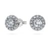 Boucles d’oreilles clous « Eternity Halo » avec diamants synthétiques de 0,75 ct au total, forme ronde, or blanc 14 carats Boucles d’oreilles clous « Eternity Halo » avec diamants synthétiques de 0,75 ct au total, forme ronde, or blanc 14 carats