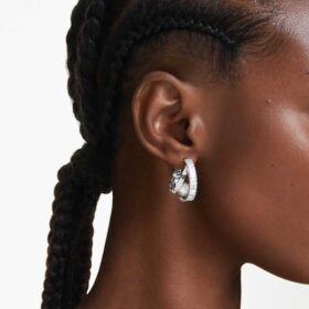 Boucles d’oreilles créoles Ariana Grande X Swarovski : perles de cristal, taille baguette, blanches, plaquées rhodium Boucles d’oreilles créoles Ariana Grande X Swarovski : perles de cristal, taille baguette, blanches, plaquées rhodium