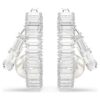 Boucles d’oreilles créoles Ariana Grande X Swarovski : perles de cristal, taille baguette, blanches, plaquées rhodium Boucles d’oreilles créoles Ariana Grande X Swarovski : perles de cristal, taille baguette, blanches, plaquées rhodium