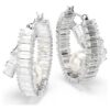 Boucles d’oreilles créoles Ariana Grande X Swarovski : perles de cristal, taille baguette, blanches, plaquées rhodium Boucles d’oreilles créoles Ariana Grande X Swarovski : perles de cristal, taille baguette, blanches, plaquées rhodium