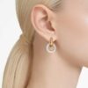 Boucles d’oreilles créoles Dextera, design asymétrique, anneaux entrelacés, blanches, plaquées or Boucles d’oreilles créoles Dextera, design asymétrique, anneaux entrelacés, blanches, plaquées or