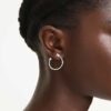 Boucles d’oreilles créoles Idyllia, tailles variées, flèches, blanches, plaquées rhodium Boucles d’oreilles créoles Idyllia, tailles variées, flèches, blanches, plaquées rhodium