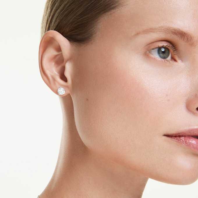 Boucles d’oreilles Eternity avec diamants synthétiques de 2,0 carats au total, taille ronde, or blanc 14 carats Boucles d’oreilles Eternity avec diamants synthétiques de 2,0 carats au total, taille ronde, or blanc 14 carats