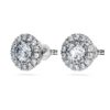 Boucles d’oreilles « Eternity Halo » avec diamants synthétiques, 2 carats au total, forme ronde, or blanc 14 carats Boucles d’oreilles « Eternity Halo » avec diamants synthétiques, 2 carats au total, forme ronde, or blanc 14 carats