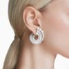 Boucles d’oreilles pendantes Ariana Grande X Swarovski : perle en cristal, tailles variées, blanc, plaqué rhodium Boucles d’oreilles pendantes Ariana Grande X Swarovski : perle en cristal, tailles variées, blanc, plaqué rhodium