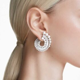 Boucles d’oreilles pendantes Ariana Grande X Swarovski : perle en cristal, tailles variées, blanc, plaqué rhodium
