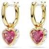 Boucles d’oreilles pendantes Chroma en forme de cœur, rouges, plaquées or Boucles d’oreilles pendantes Chroma en forme de cœur, rouges, plaquées or