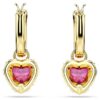 Boucles d’oreilles pendantes Chroma en forme de cœur, rouges, plaquées or Boucles d’oreilles pendantes Chroma en forme de cœur, rouges, plaquées or