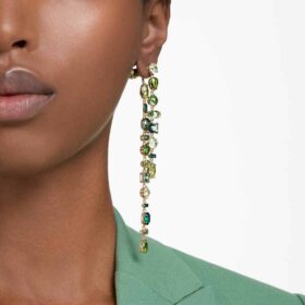 Boucles d’oreilles pendantes Gema : design asymétrique, tailles variées, extra-longues, vertes, plaquées or