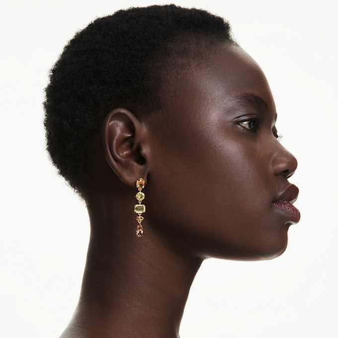 Boucles d’oreilles pendantes Gema : design asymétrique, tailles variées, longues, jaunes, plaquées or Boucles d’oreilles pendantes Gema : design asymétrique, tailles variées, longues, jaunes, plaquées or