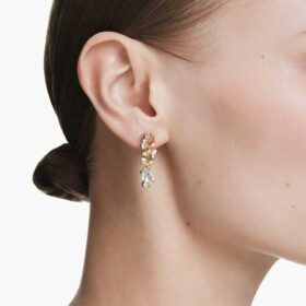 Boucles d’oreilles pendantes Gema : design asymétrique, tailles variées, multicolores, plaqué or