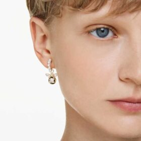 Boucles d’oreilles pendantes Idyllia : perles de cristal, tailles variées, abeilles, multicolores, plaqué or