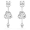 Boucles d’oreilles pendantes Idyllia, tailles variées, cœur transpercé d’une flèche, blanches, plaquées rhodium Boucles d’oreilles pendantes Idyllia, tailles variées, cœur transpercé d’une flèche, blanches, plaquées rhodium