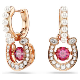 Boucles d’oreilles pendantes Symbolica : perle de cristal, taille ronde, pavé, fer à cheval, rouge, plaqué or rose Boucles d’oreilles pendantes Symbolica : perle de cristal, taille ronde, pavé, fer à cheval, rouge, plaqué or rose