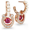 Boucles d’oreilles pendantes Symbolica : perle de cristal, taille ronde, pavé, fer à cheval, rouge, plaqué or rose Boucles d’oreilles pendantes Symbolica : perle de cristal, taille ronde, pavé, fer à cheval, rouge, plaqué or rose