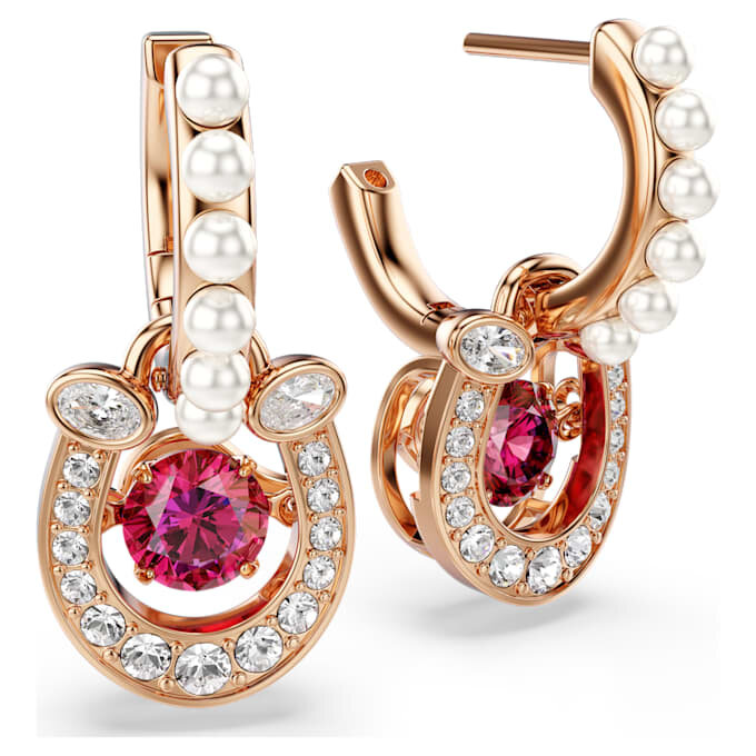 Boucles d’oreilles pendantes Symbolica : perle de cristal, taille ronde, pavé, fer à cheval, rouge, plaqué or rose Boucles d’oreilles pendantes Symbolica : perle de cristal, taille ronde, pavé, fer à cheval, rouge, plaqué or rose