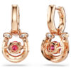 Boucles d’oreilles pendantes Symbolica : perle de cristal, taille ronde, pavé, fer à cheval, rouge, plaqué or rose Boucles d’oreilles pendantes Symbolica : perle de cristal, taille ronde, pavé, fer à cheval, rouge, plaqué or rose