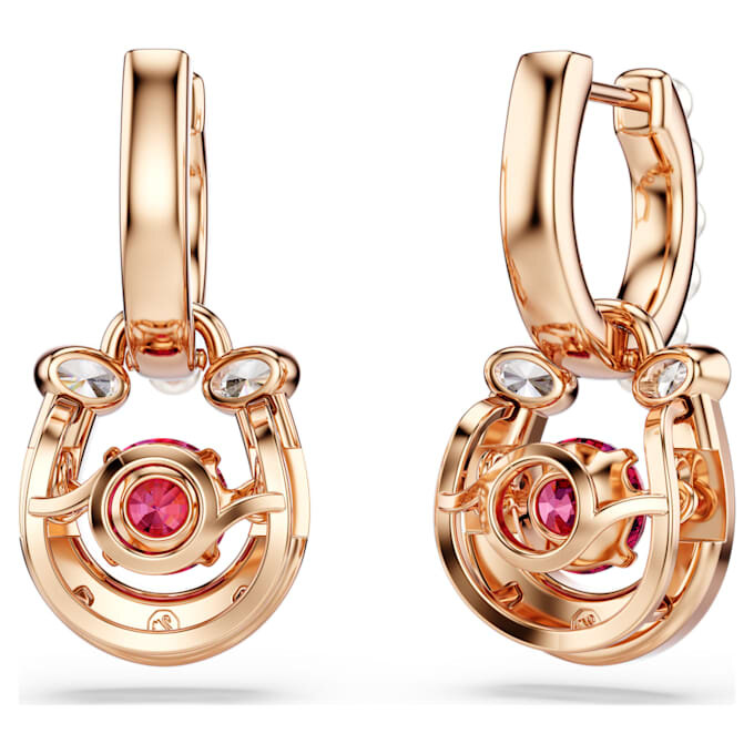 Boucles d’oreilles pendantes Symbolica : perle de cristal, taille ronde, pavé, fer à cheval, rouge, plaqué or rose Boucles d’oreilles pendantes Symbolica : perle de cristal, taille ronde, pavé, fer à cheval, rouge, plaqué or rose