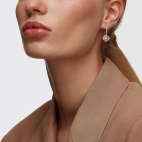 Boucles d’oreilles pendantes Una « Clover », roses, plaquées or rose Boucles d’oreilles pendantes Una « Clover », roses, plaquées or rose