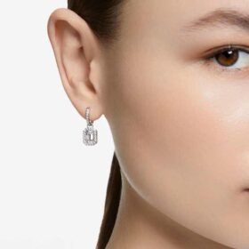 Boucles d’oreilles pendantes Una, taille octogonale, blanches, plaquées rhodium Boucles d’oreilles pendantes Una, taille octogonale, blanches, plaquées rhodium