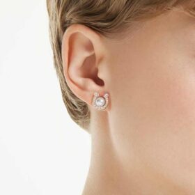 Boucles d’oreilles Symbolica : perle en cristal, pavé, fer à cheval, blanc, plaqué or rose