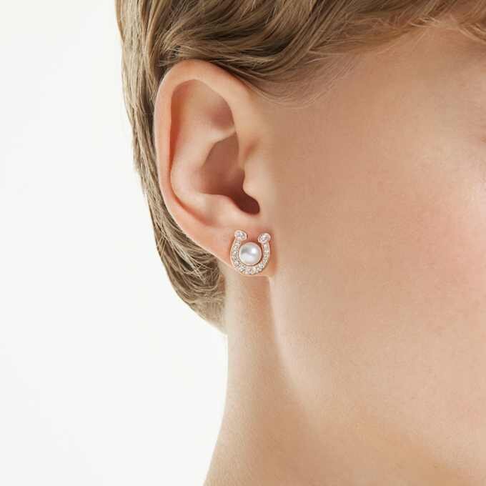Boucles d’oreilles Symbolica : perle en cristal, pavé, fer à cheval, blanc, plaqué or rose Boucles d’oreilles Symbolica : perle en cristal, pavé, fer à cheval, blanc, plaqué or rose