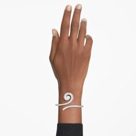 Bracelet Ariana Grande X Swarovski avec perle en cristal, taille baguette, blanc, plaqué rhodium Bracelet Ariana Grande X Swarovski avec perle en cristal, taille baguette, blanc, plaqué rhodium