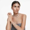 Boucles d’oreilles à clip Ariana Grande X Swarovski : design asymétrique, perle en cristal, taille baguette, blanc, plaqué rhodium Boucles d’oreilles à clip Ariana Grande X Swarovski : design asymétrique, perle en cristal, taille baguette, blanc, plaqué rhodium