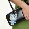 Breloque « Teddy Bag » en forme d’ours, bleue, plaquée rhodium Breloque « Teddy Bag » en forme d’ours, bleue, plaquée rhodium