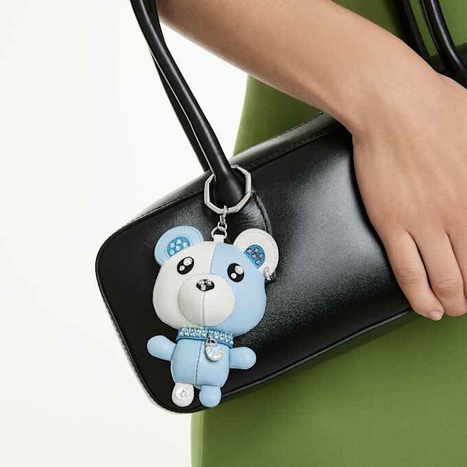 Breloque « Teddy Bag » en forme d’ours, bleue, plaquée rhodium Breloque « Teddy Bag » en forme d’ours, bleue, plaquée rhodium