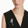 Broche « Feather » de la collection Vienna, blanche, plaquée ruthénium Broche « Feather » de la collection Vienna, blanche, plaquée ruthénium