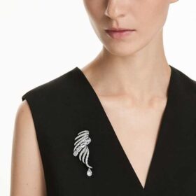 Broche « Feather » de la collection Vienna, blanche, plaquée ruthénium