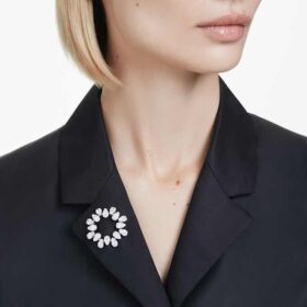 Broche Matrix taille poire, blanche, plaquée rhodium