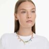 Collier Gema à tailles variées, cristaux pendants, multicolore, plaqué or Collier Gema à tailles variées, cristaux pendants, multicolore, plaqué or