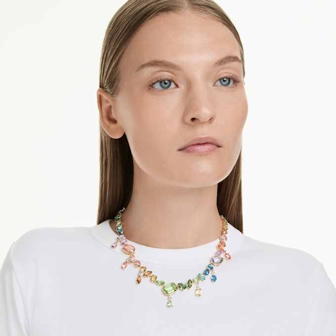 Collier Gema à tailles variées, cristaux pendants, multicolore, plaqué or Collier Gema à tailles variées, cristaux pendants, multicolore, plaqué or