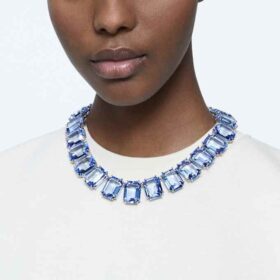 Collier Millenia : cristaux surdimensionnés, taille octogonale, bleus, plaqué rhodium Collier Millenia : cristaux surdimensionnés, taille octogonale, bleus, plaqué rhodium