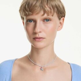Collier ras-du-cou Ariana Grande X Swarovski : tailles variées, motif floral, multicolore, plaqué rhodium Collier ras-du-cou Ariana Grande X Swarovski : tailles variées, motif floral, multicolore, plaqué rhodium