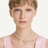 Collier ras-du-cou Idyllia avec perles de cristal, tailles variées, abeille, blanc, plaqué or Collier ras-du-cou Idyllia avec perles de cristal, tailles variées, abeille, blanc, plaqué or