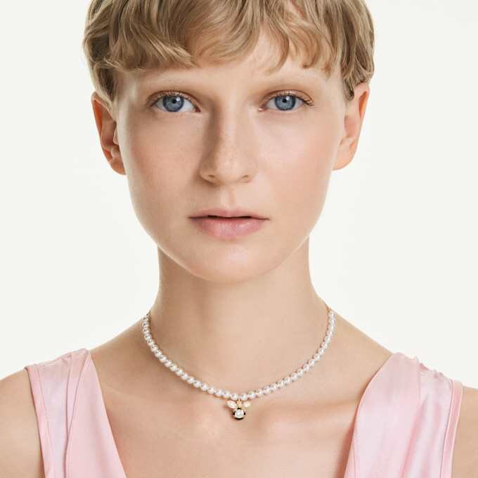 Collier ras-du-cou Idyllia avec perles de cristal, tailles variées, abeille, blanc, plaqué or Collier ras-du-cou Idyllia avec perles de cristal, tailles variées, abeille, blanc, plaqué or